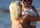Jim Carrey o îmbrăţişează pe iubita lui, Jenny McCarthy, pe o plajă din Hawaii - VEZI GALERIE FOTO