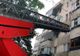 O femeie a sărit, cu doi copii, de la etajul unu al blocului în care locuiau, din cauza unui incendiu