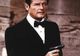 Sir Roger Moore va suferi o operaţie la cot