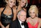 Cum este răsfăţat Hugh Hefner de iubitele lui sexy şi gemene