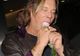 Mickey Rourke, beat, înghiţind un trandafir