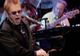 Elton John şi-a anulat mai multe concerte, din cauza unei infecţii bacteriene şi a gripei