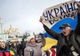 UCRAINA. Protestatarii proiectează jurnale de ştiri, iar poliţia răspunde cu cântece sovietice