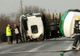 O cisternă cu combustibil s-a răsturnat pe DN 17. TRAFICUL ESTE BLOCAT 