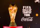 (P) Peste 7500 români au admirat Trofeul Cupei Mondiale™ FIFA, expus de Coca-Cola la București