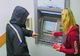 Scene de groază la un bancomat. O tânără a fost amenințată cu un cuțit