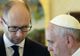 Papa Francisc i-a făcut cadou lui Arseni Iațeniuk un stilou, "pentru semnarea acordului de pace"