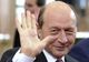 Băsescu, APLAUDAT ŞI HUIDUIT la ieșirea din secția de votare