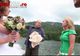 SITUAŢIE JENANTĂ pentru o MIREASĂ care a vrut să facă poze pe malul unui lac. Ce a păţit?