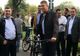 Iohannis, cu bicicleta prin fața sediului PSD