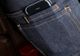 Pantalonii antifurt: Cât costă pantalonii jeans care pot să prevină "furtul digital" 