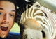 Mergea cu maşina şi o zebră a intrat cu capul în maşină. FOTOGRAFIA a ajuns viral