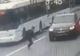 Un elev a fost aruncat pe capota unei maşini lângă o trecere de pietoni 