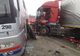 Accident grav în Arad: Două autobuze cu muncitori au fost lovite de un TIR. Un mort şi nouă răniţi