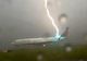 Momentul înfricoșător când un avion cu pasageri este lovit de fulger