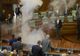 Protest cu gaze lacrimogene în parlamentul din Kosovo. Opoziţia denunţă un acord cu Serbia