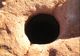 A văzut o gaură în stâncă și a băgat mâna. A rămas stupefiat. Nici nu putea privi ce iese de acolo