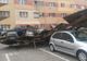 Vântul puternic a făcut pagube în Alba-Iulia. Acoperişul unui bloc, prăbuşit peste mai multe maşini