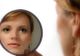De fiecare dată când se uită în oglindă se întâmplă ceva ciudat. Celor din jur nu le vine să creadă