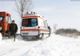 Ambulanţă blocată în nămeţi, în drum spre un copil de un an din Vrancea