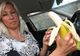 Era blocată în trafic, aşa că a vrut să mănânce o banană. De ce a amendat-o Poliţia
