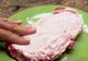 Adaugă bicarbonat de sodiu pe carnea crudă. Toţi trebuie să încercăm asta