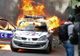Proteste violente în Paris. O maşină a poliţiei a fost incendiată