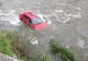 Accident spectaculos: a plonjat cu maşina de la 10 m în Jiu, dar a scăpat nevătămat