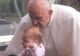 Ce s-a întâmplat cu acest bebeluș, după ce Papa l-a sărutat pe cap. Medicii nu vorbesc despre asta