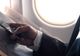 Ce se întâmplă, de fapt, dacă NU închizi telefonul când zbori cu avionul 