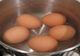 Arunci apa în care ai fiert ouă? Nu mai face greșeala asta. Motivul te va surprinde