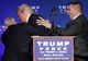 Donald Trump, scos de pe scenă de agenţii secreţi. Un individ a strigat "Armă!"