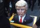 Cu puţin timp înainte să se închidă urnele, Trump a primit un tort. Ce a urmat este ilar