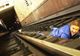 Ai căzut între şinele de la metrou? Uite ce trebuie să faci!