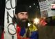 VIRAL. Călugăr la protestul din Piaţa Victoriei, întrebat de ce a venit: "Să mă rog! ALTĂ ÎNTREBARE!