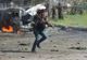 Gest tulburător! Reporter de război se oprește din fotografiat și ajută un băiețel rănit