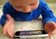 Şi-a lăsat copilul să se joace cu smartphone-ul. Medicii au fost şocaţi. Ce păţise micuţul