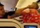 Video şocant! Şi-au împărţit pumni şi picioare în avion, spre teroarea celorlalţi pasageri