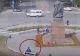 Stătea pe bancă, nepăsător. În 10 secunde ceva teribil se întâmplă. Totul a fost filmat