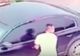 A încercat să spargă o mașină, dar la scurt timp a avut șocul vieții! Cum l-a prins proprietarul