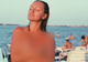 Au zărit o blondă topless pe plajă, la final de sezon. S-au uitat mai bine la ea, era Alexandra Stan