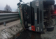 O cisternă încărcată cu sodă caustică s-a răsturnat pe DN1. Traficul este blocat