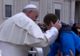 Papa Francisc a plimbat un copil de 12 ani cu papamobilul. Băiatul s-a vindecat miraculos de cancer