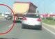 Scene groaznice în trafic: doi șoferi au făcut echipă ca să șicaneze o basculantă