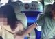 Scene scandaloase filmate într-un taxi. Șoferul își dezbracă clienta, apoi primește ce merită -Video