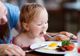 Cât trebuie să mănânce copiii. Ce spun specialiştii. Tu ştii răspunsul?