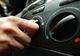Porneşti aerul condiţionat după ce ai pornit motorul maşinii? Este cea mai mare greşeală
