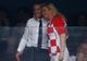 POZA SERII! Emmanuel Macron şi Kolinda Kitarovic s-au îmbrăţişat la finalul Cupei Mondiale 