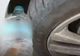 Dacă pe roata mașinii tale găsești o sticlă de plastic, atunci ai mare grijă. Ești în pericol!