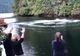 Au văzut valuri în mijlocul unui lac dintre munţi.Când au observat ce a ieşit de acolo, s-au speriat
